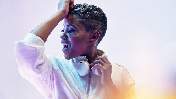 People-dancing-at-silent-disco-event-with-LED-headphones